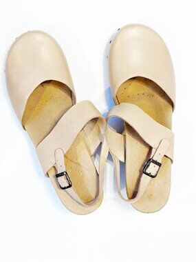 Dansko Thea studded clogs in beige leather. Ideal for everyday comfort, Size 42